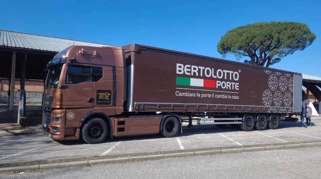 Camion Bertolotto Porte con lo slogan “Cambiare le porte ti cambia la casa”