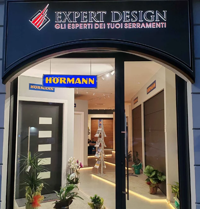 Vetrina illuminata del nuovo negozio Expert Design di Avellino